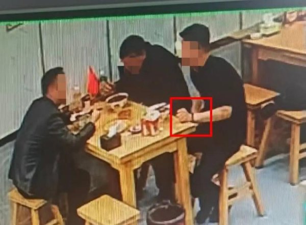 亚晶金融 男子向碗里丢异物“碰瓷”餐厅被识破？庆阳店主:幸亏有监控否则就冤了，已报警